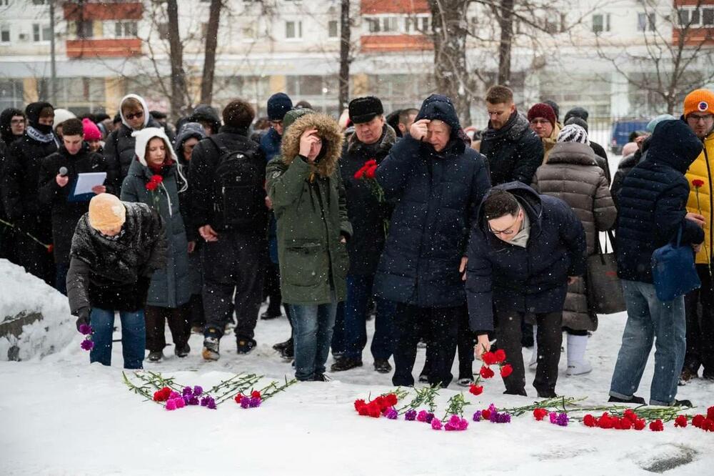 На изображении возложение цветов к мемориалу Великой Отечественной войны