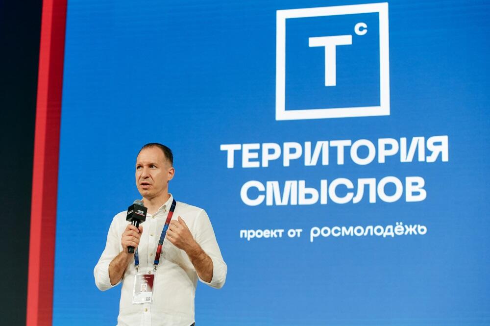 На фотографии директор Центра развития кампусной экосреды