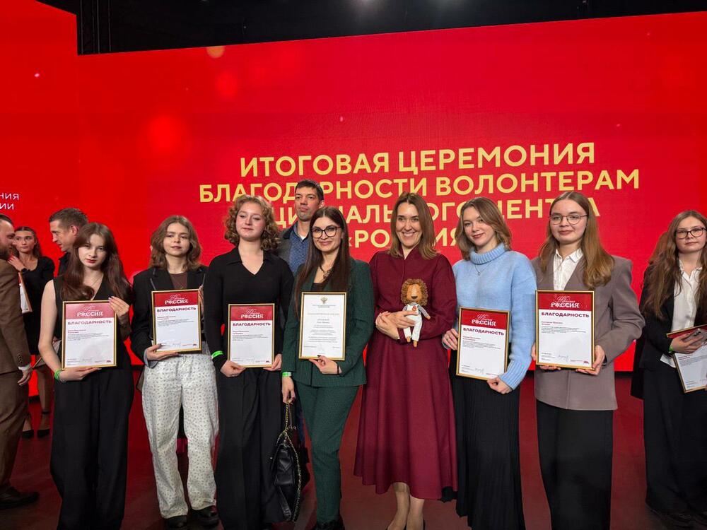 На изображении члены ССИ на церемонии награждения