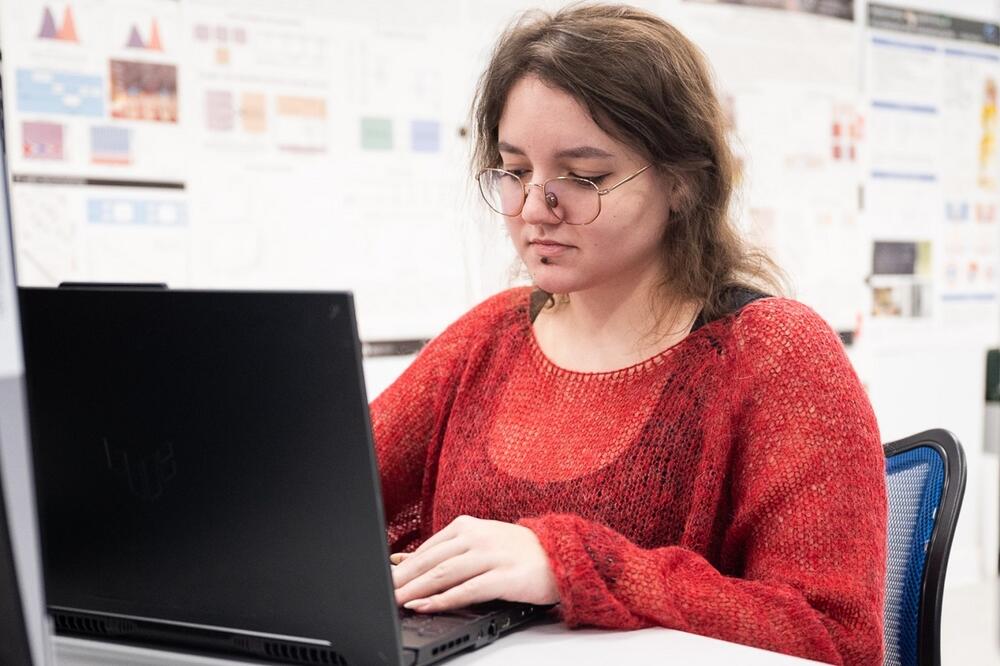 Елизавета Глазкова работает за компьютером